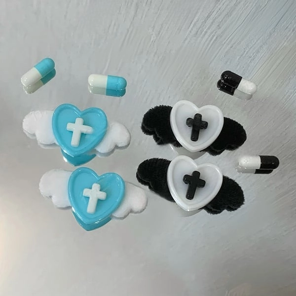 [£4.47]6 Colors Yami Kawaii Heart Wing Cross Hairclips