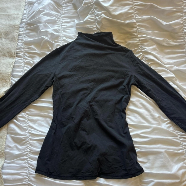Black Skims Long Sleeve Top
76% Polymaide 
Size M