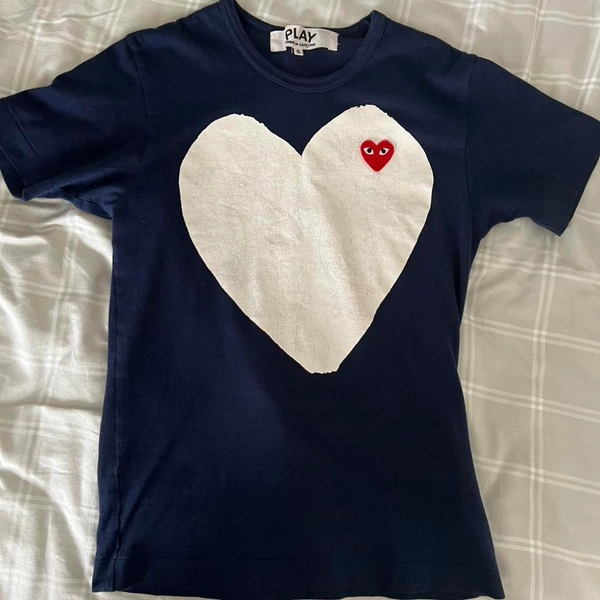 Comme des Garçons navy blue heart t-shirt

Same/next...