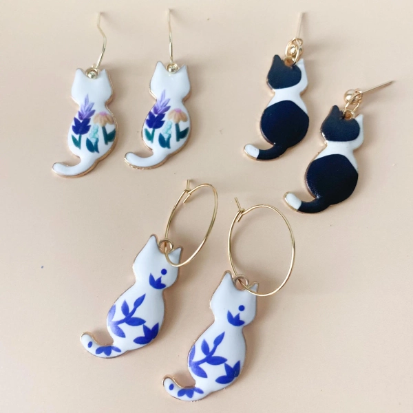 Cat Dangle Earring Gold & Lightweight