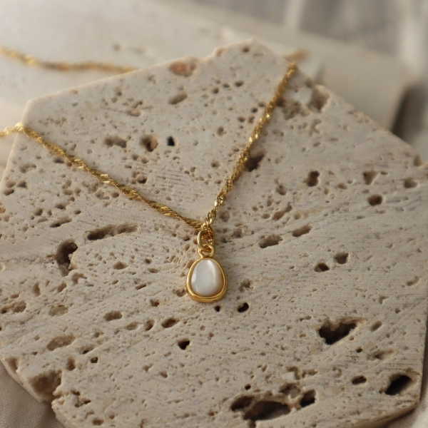 Dainty Mother of Pearl Necklace, Shell Jewelry for Her, Beach Necklace, Ocean Jewelry, Layering Necklace, Elegant Gold Jewelry, Aesthetic