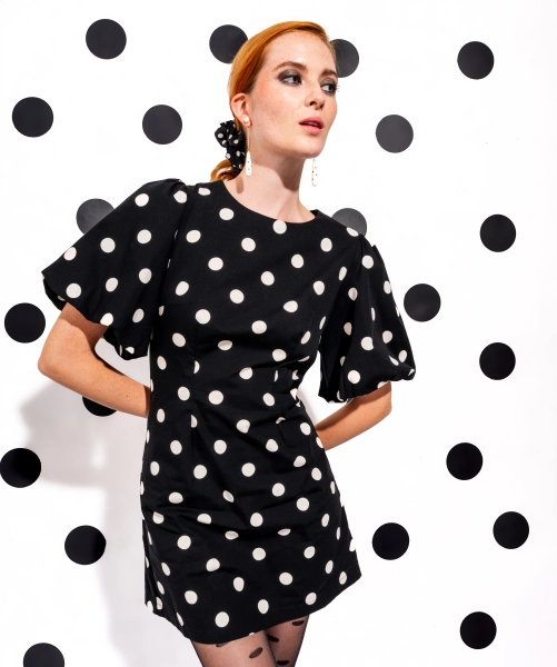 Robe courte à pois et manches courtes bouffantes