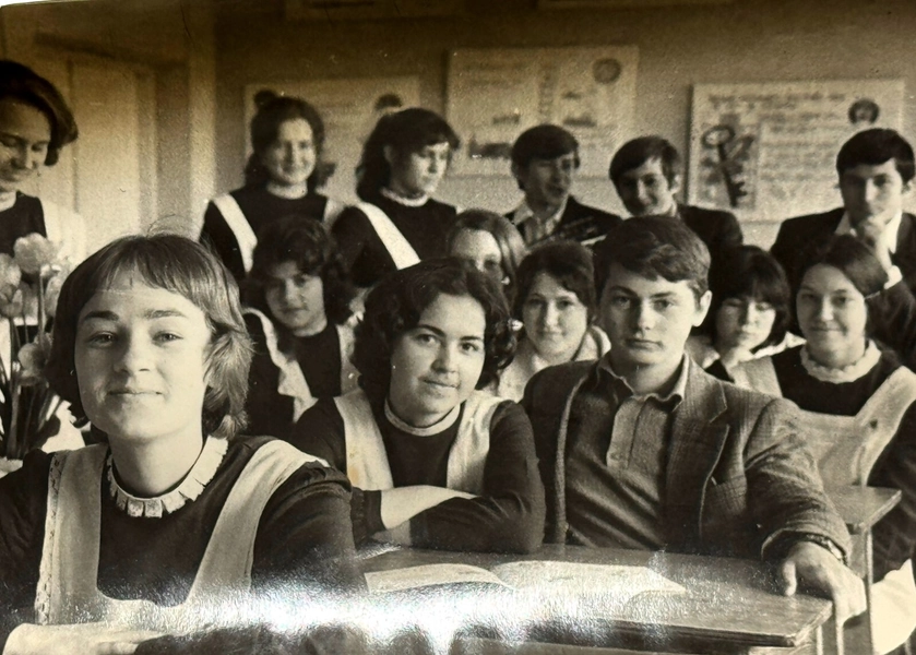 1970s Vintage Photo Young Schoolgirls Boys High School Students Portrait