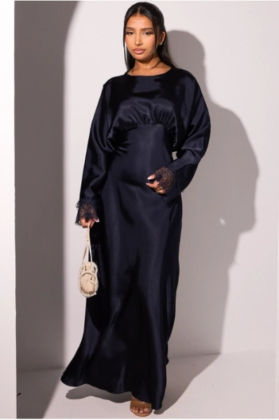 Robe bleu foncé satinée à dentelle