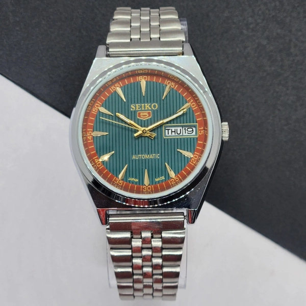 Vintage Refurbished Seiko 5 Automatic Watch: 17 Jewels, Green Face