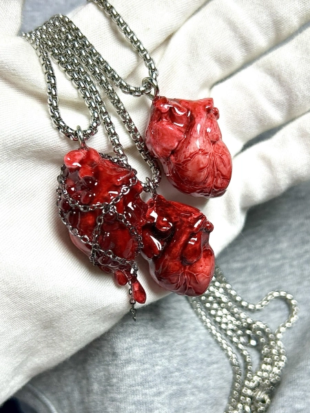 Handmade Resin Anatomical Heart Necklace – Gothic Horror Heart Pendant Jewelry, Creepy Cute Alternative Fashion, Unique Halloween Gift