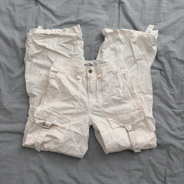 bershka white cargo pants (capri) ☆
 
- approx...