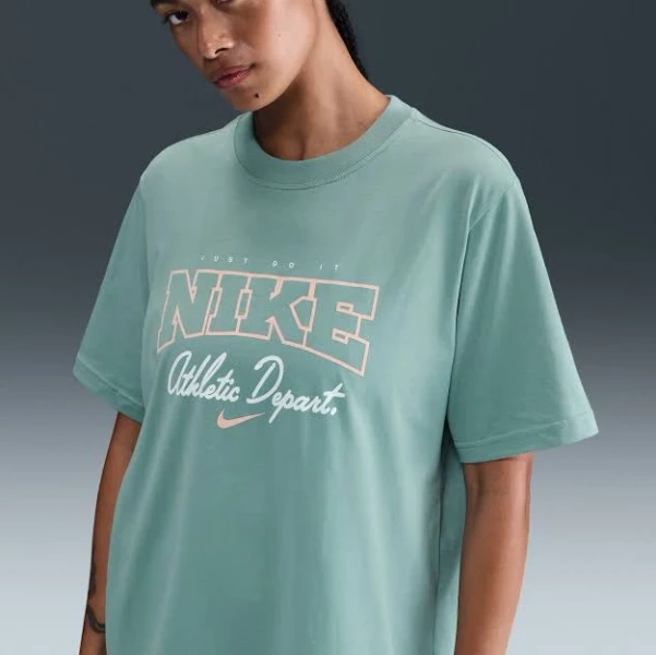 Nike Women's Loose Short-Sleeve Graphic T-Shirt