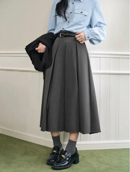 High-waist pleated skirt