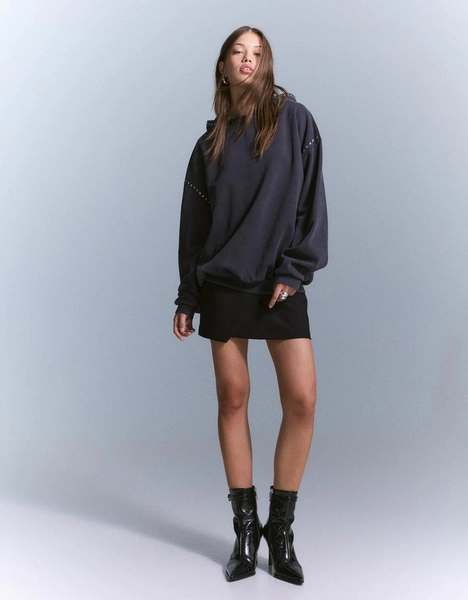 Sudadera capucha tachas