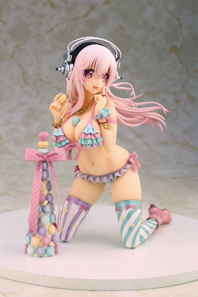 Super Sonico w/ Macaron Tower 1/7 Scale Figure