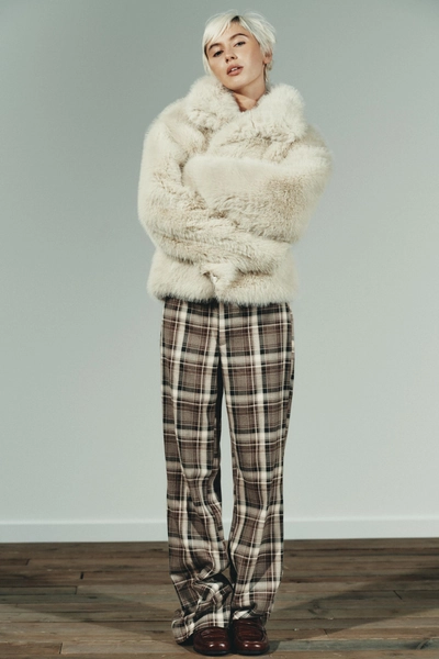 MANTEAU COURT EFFET FOURRURE AVEC BRANDENBOURGS