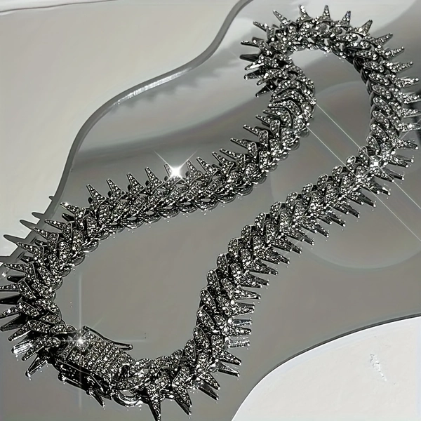 A Shiny, Spiky Punk Rock Necklace Crafted from Zinc Alloy, This Hip-Hop Fashion Piece Is Perfect for Both Daily Use And Special Events