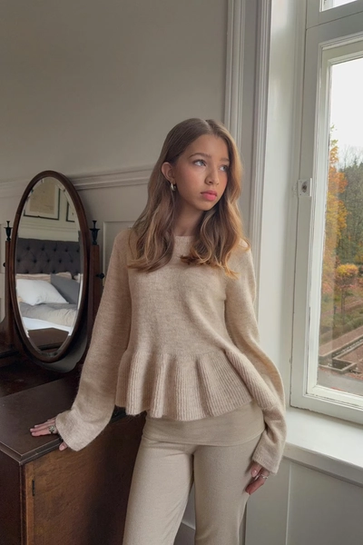 Y knitted peplum sweater