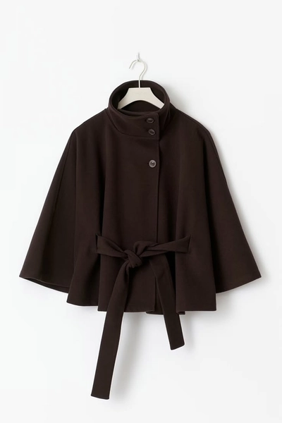 Sofía - Capa corta de mujer con cinturón y cuello alto, Marrón / L | Short cape with collar, Short coats with collar, Belted cape jacket