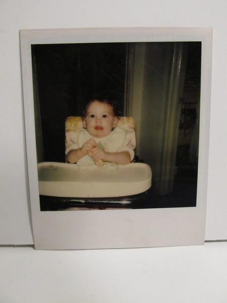 1980S VINTAGE FOUND PHOTOGRAPH COLOR ORIGINAL ART POLAROID PHOTO BABY GIRL CHAIR