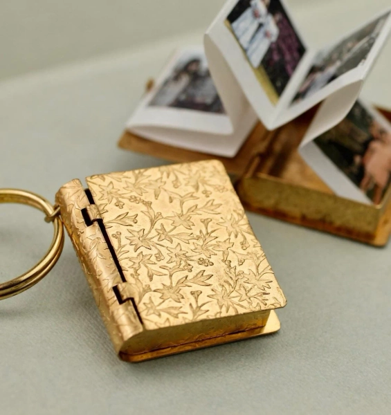 Personalised Photo Keyring, Polaroid Photo Album Gift, Engraved Gift for Mom, Grandma, Wedding Anniversary Sympathy Memorial, Gift for Bride