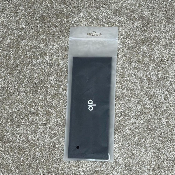 Alo Yoga black headbands #yoga #fitness #workouts