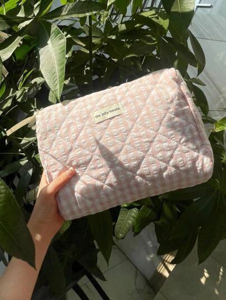 1 PC Pink Plaid Portable Handbag Make Up Bag,Fashionable And Casual Large Capacity Portable Zipper Makeup Bags,Travel And Vacation Essentials Cosmetic Bags For Sanitary Napkins,Pouch Pads,Wired Earphones,Earpods,Headphones,Charger,Lipsticks,Cosmetics,Perfume,Skin Care And Beauty Products,Home Decor,For Mom,Women,Nurses,Students,School Girls,Keys,Holiday Gifts,Makeup Bag,Make Up Bag,Makeup Bags,Cosmetic Bag,Makeup Organiser,Travel,Makeup Pouch,Bag,Vanity,Make Up Pouch,Travel Essentials,Pouch Bag,Travel Essential,Vanity Accessories,Small Makeup Bag,Makeup Pouch,Cosmetic Bag,Travel Essential,Large Capacity,Large Makeup Bag,Christmas Gifts,Pouch,Travel,Gifts For Women,Women's Necessaire,Travel Essential,Pouch,Clutch / Small Handbag,Necessaire,Makeup Organizer,Makeup Organize,Pouch,Brush Holder,Mini Pouch,Large Capacity Pouch
