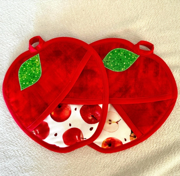 KITCHEN: Apple Potholders (Set of 2)