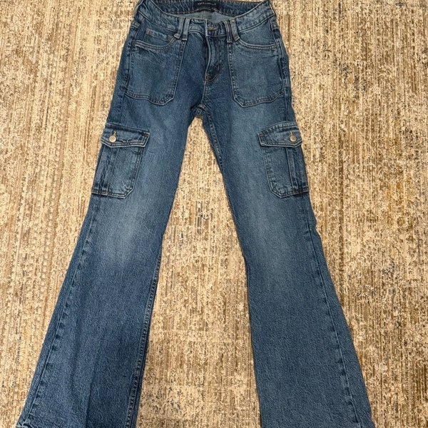 Aeropostale blue bootcut cargo jeans
Size 2

blue...