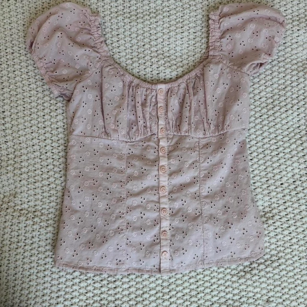 Hollister pink eyelet blouse
Size small
used...
