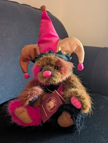 Charlie Bears Giggles Plush Teddy Bear Jester Hat Brown Pink CB175156