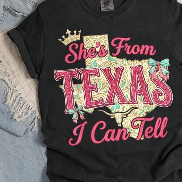 Funny She's From Texas I Can Tell Graphic T-Shirt for Women, Cute Texas State Map Floral Print Tee, Southern Belle Queen Crown Bow Cow Skull Design, Casual Aesthetic Top for Beach Vacation, Texas Lover Gift