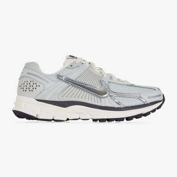 NIKE ZOOM VOMERO 5 CHROME SNEAKERS FEMME - ARGENTE/GRIS - LACETS | Courir.com