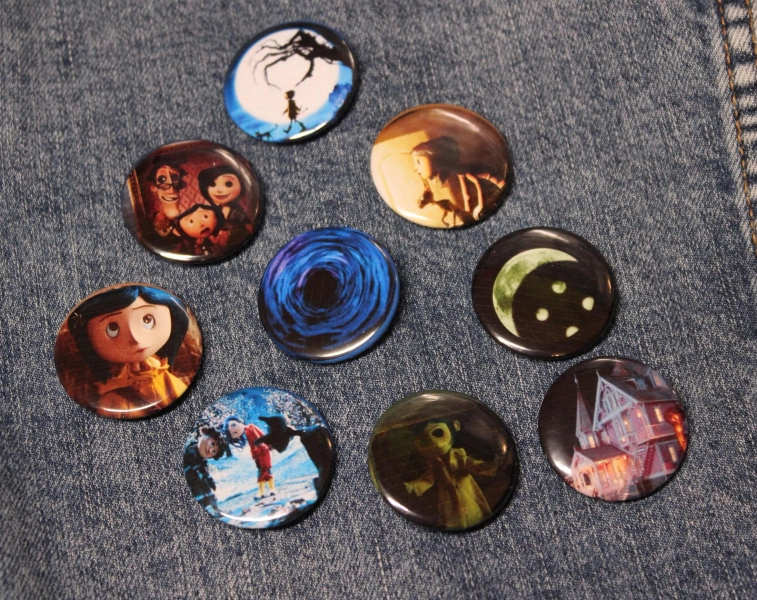 Coraline Button Pins, Coraline Themed Birthday Party, Coraline Party Favors, Halloween Gifts, Backpack Pins, Halloween Merch, Halloween Pins