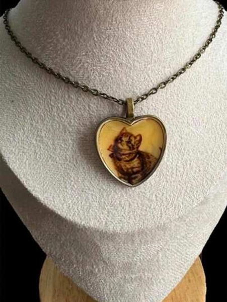 suteyi Charming Retro Heart-Shaped Cat Pendant Necklace - Antique Bronze Chain, Vintage Style Jewelry With Adorable Cat Design, Perfect Gift For Cat Lovers