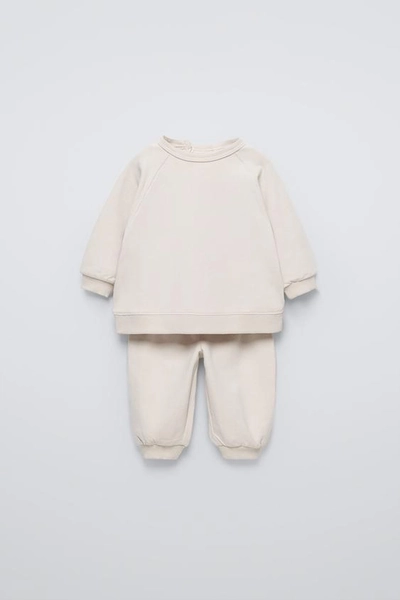 SWEATSHIRT AND JOGGER PANTS SET