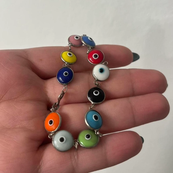 Colorful evil eye bracelet! Such a cute &amp; funky...