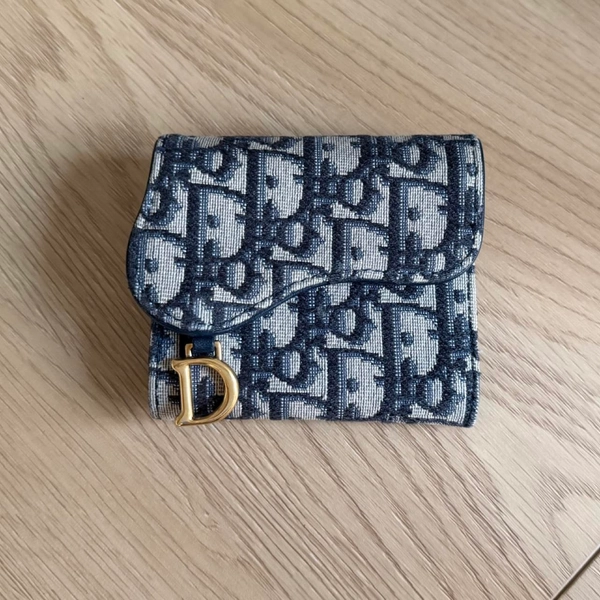 Dior Saddle Lotus Wallet
Blue Dior Oblique...
