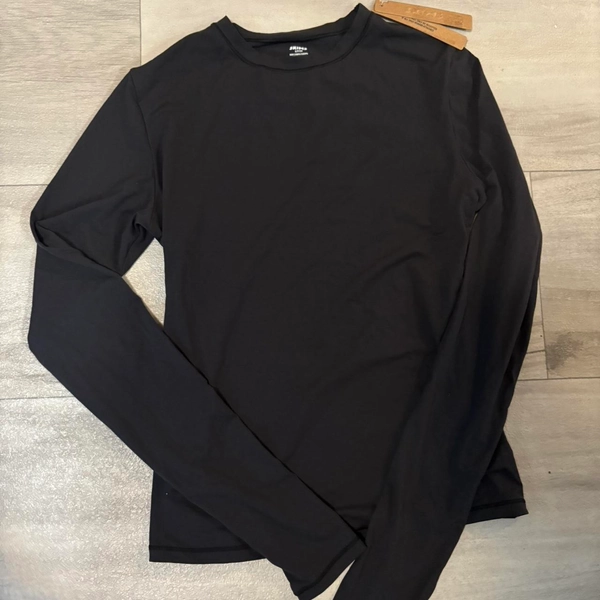 Skims fits everybody long sleeve t shirt 
Color onyx...