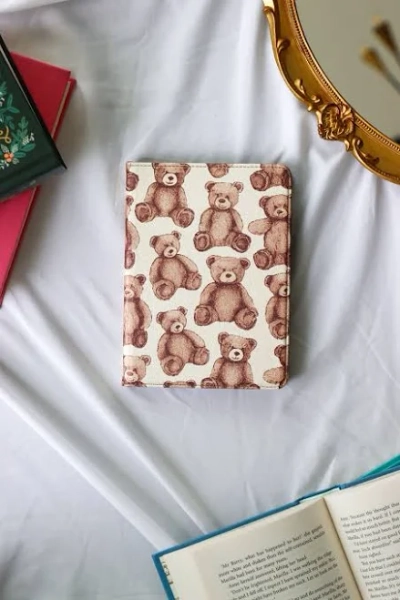 Bear Hug Kindle Case Brown / Paperwhite (11th Generation)