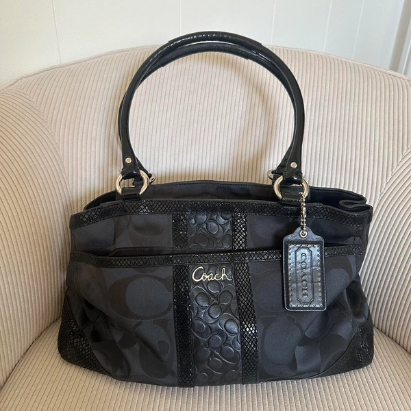 2000s Vintage Coach black tote bag🖤 
$155 
•medium...