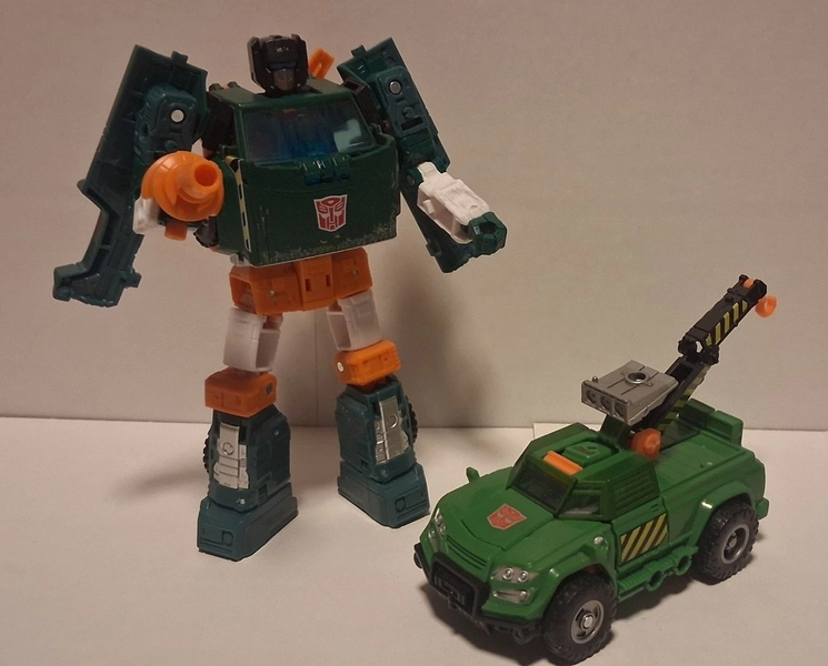 Hasbro Transformers Earthrise WFC Hoist &amp; Generations  30th Hoist Complete