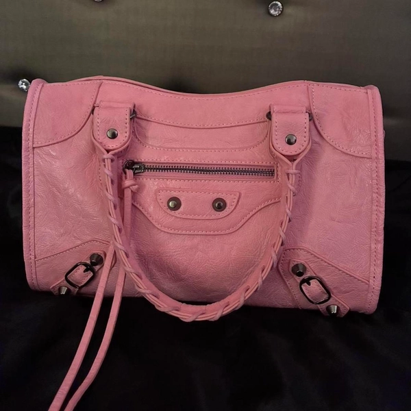Balenciaga city bag in pink 🩷
So cute but don’t use...