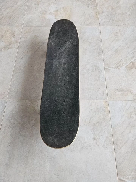 Reserviert • Gelöscht • 
        Skateboard mit coolem Zombie-Grafikdesign – 78 cm – Top Zustand