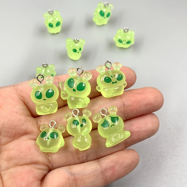 9 piezas aleatorias de dijes de resina con forma de alienígena verde, ideales para hacer joyas, perfectos para adornar fiestas, aretes, collares, bolsos