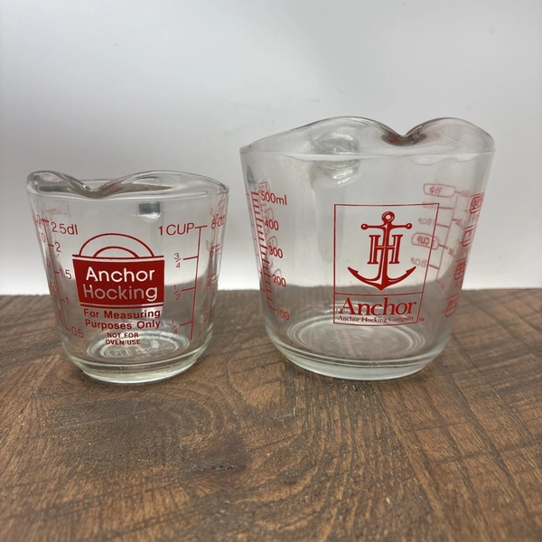 Anchor Hawking measuring cups a set of 2. 1 And 2 measuring cups.