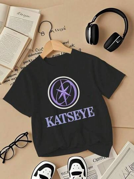Kids Graphic Tees,Cartoon Style,Cute Style,Pure Cotton, Family Matching Outfits Boys' T-Shirt With KatsEye Logo & Purple Print - Breathable Summer Short Sleeve Casual Tee For School, Sports, Party - Cool Gift For Boys, Easy-Care Round Neck Top (Ideal For Young Fans Of Iconic Character) For Everyday Casual Wear, Comfortable Soft Cute Student Outfit, Tween Girl Clothes Funny And Quirky,Thanksgiving Shirts For Kid,Tween Boys Clothing,Christmas And Thanksgivng Outfits,For School,Living Hoome,Outside Activity,A Birthday Pressent For Children,Holiday Gift. For All Seasons.