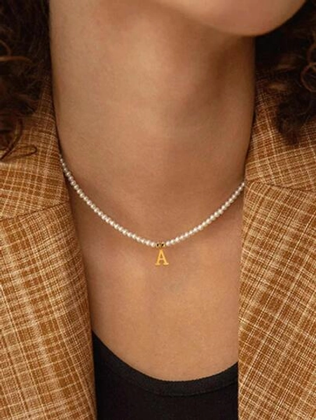 1 Pezzo Di Elegante Collana Con Pendente In Acciaio Inossidabile E Resina Poliestere Con Lettera, Collana Di Perle Artificiali Per Le Donne Come Regalo