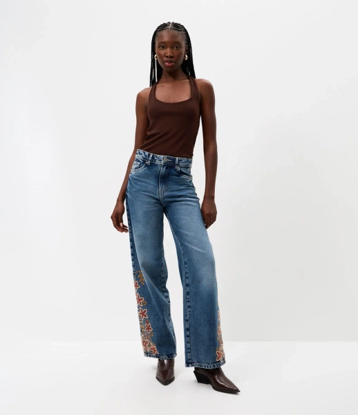 Calça Wide Leg Jeans com Cintura Média e Bordado Floral Azul
