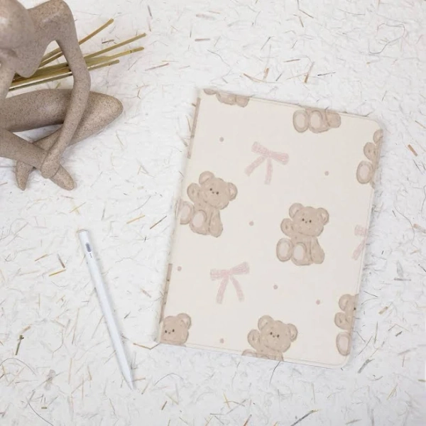 Bows Bear Beige Cute iPad Case with Apple Pencil Holder Cover for iPad 11/10/9 A16 2025 M3 Air 7/6/5 11" 10.9" 13" Pro 12.9 Inch 2024 M4 M2