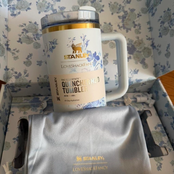Stanley x LoveShackFancy 40oz Holiday Quencher Rosa...