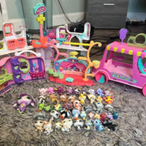 Huge lot of 44 littlest pet shops and playsets