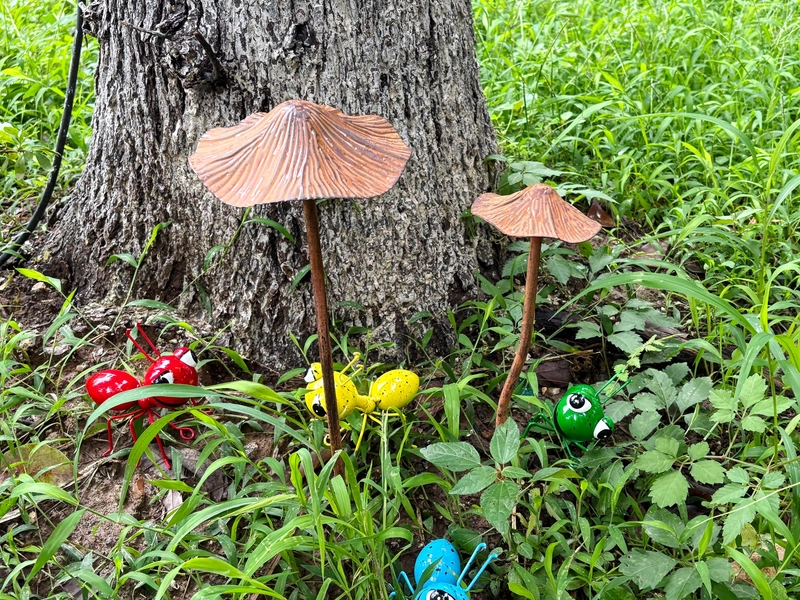 Rustic Iron Mushroom Garden Stakes (Set of 2) , Weatherproof Metal Outdoor Decor Gift, Metal Garden Mushroom Ornament
