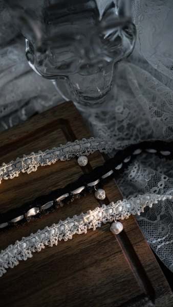 Faux pearl skull choker / hand chochet choker / goth jewelry / handmade lace necklace / black lace choker / lace collar / crochet necklace